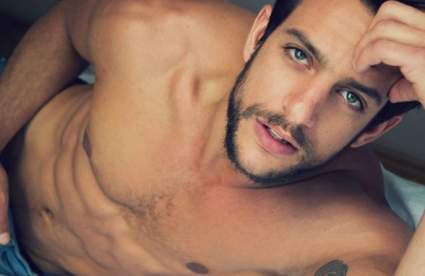 FOTOS: Joaquín Ferreira Completamente Desnudo en ‘Club de Cuervos’