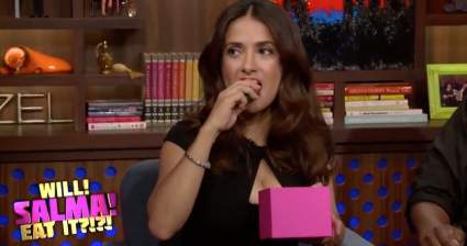 VÍDEO: Mira Cómo Salma Hayek Come Gusanos y Ancas de Rana