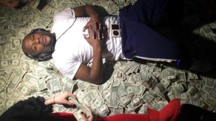 FOTO: Floyd Mayweather, Strippers, Dinero y Una Enana en Pantimedias Rojas. Nada Nuevo.