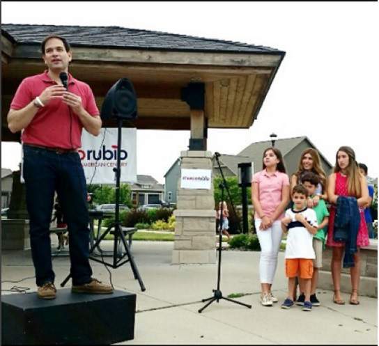 La familia de Rubio observa mientras él hace un discurso en Iowa. La esposa de Rubio hace que su prioridad es para sus hijos para que tengan un sentido de la realidad. (Instagram)