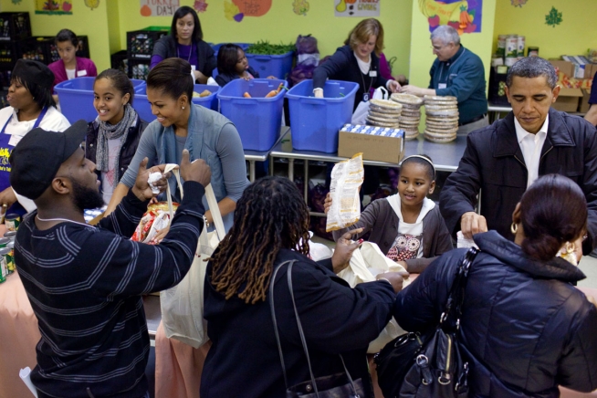 el-presidente-barack-obama-y-su-esposa-michelle-sirviendo-comida-en-accion-de-gracias