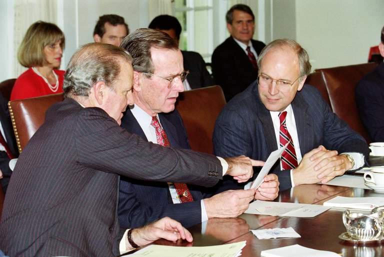 Declaraciones del Presidente sobre la Operación Tormenta del Desierto en el Gabinete de la Casa Blanca Sala el 17 de enero de 1991, con el secretario de Estado James Baker (L) y Secretrary de Defensa Dick Cheney. (Getty)