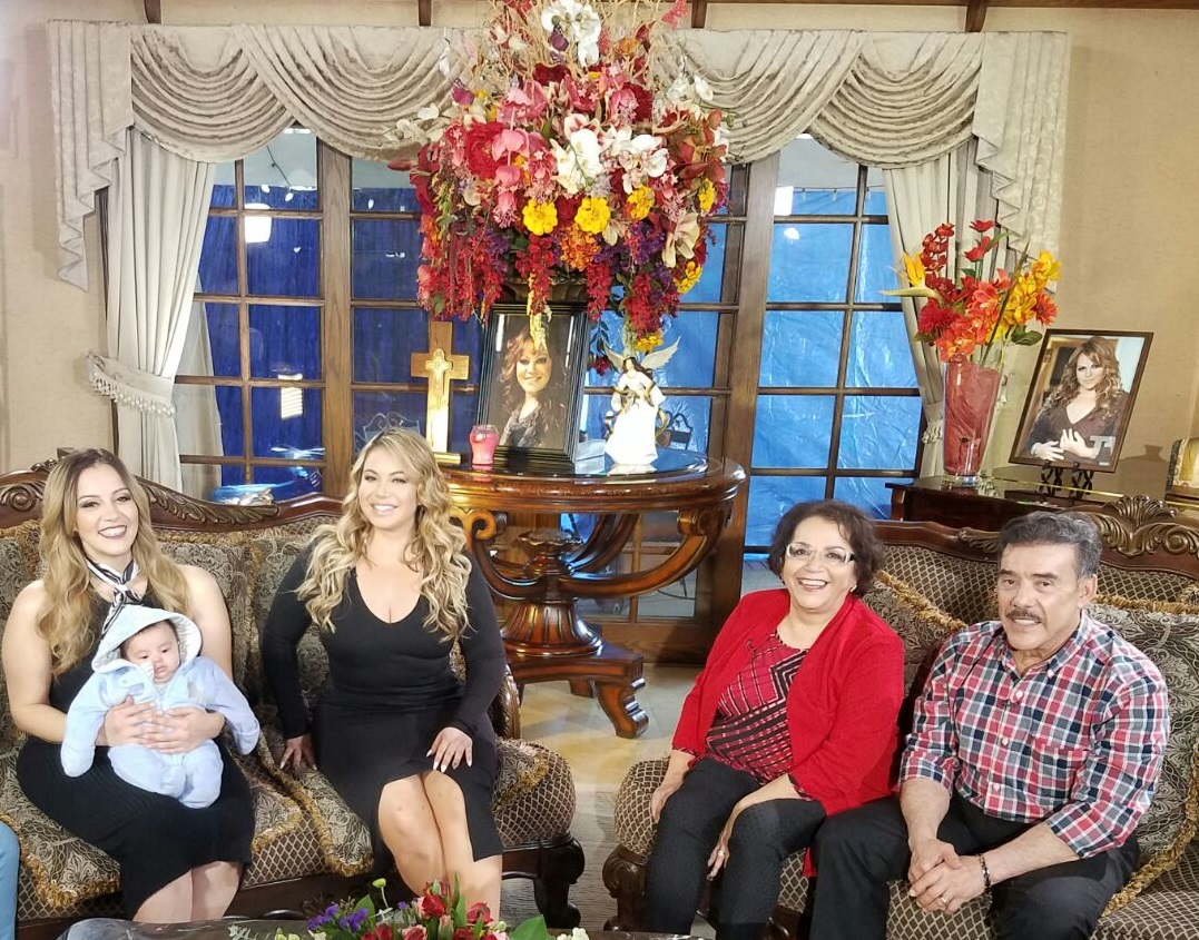 Rosie Rivera, Chiquis, Doña Rosa y Don Pedro promocionando "Mariposa de Barrio" (Telemundo)