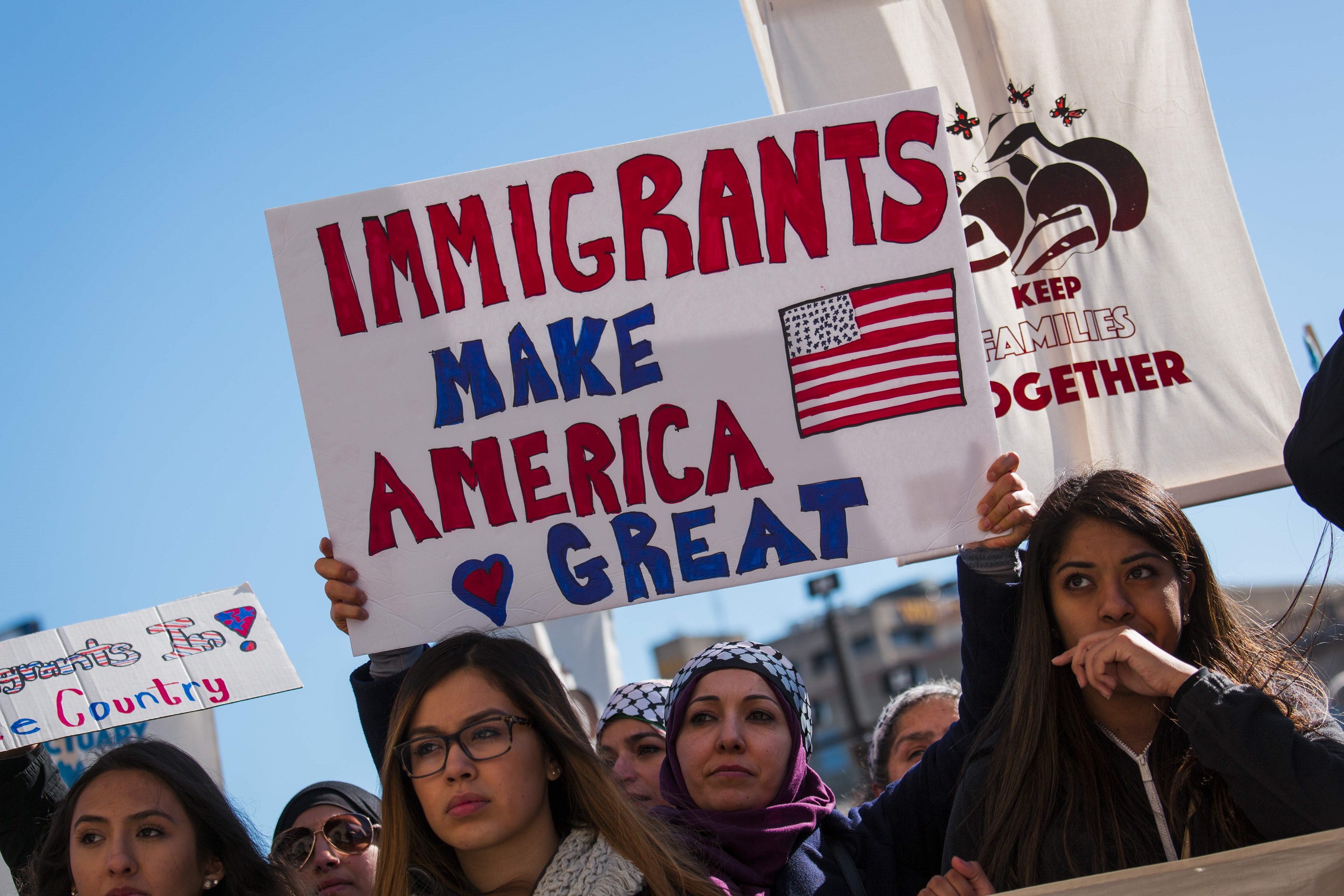 Los manifestantes se reúnen en el Palacio de Justicia del Condado de Milwaukee donde asisten a una manifestación contra la política del Presidente Donald Trump sobre inmigración el 13 de febrero de 2017 en Milwaukee, Wisconsin. (Getty)