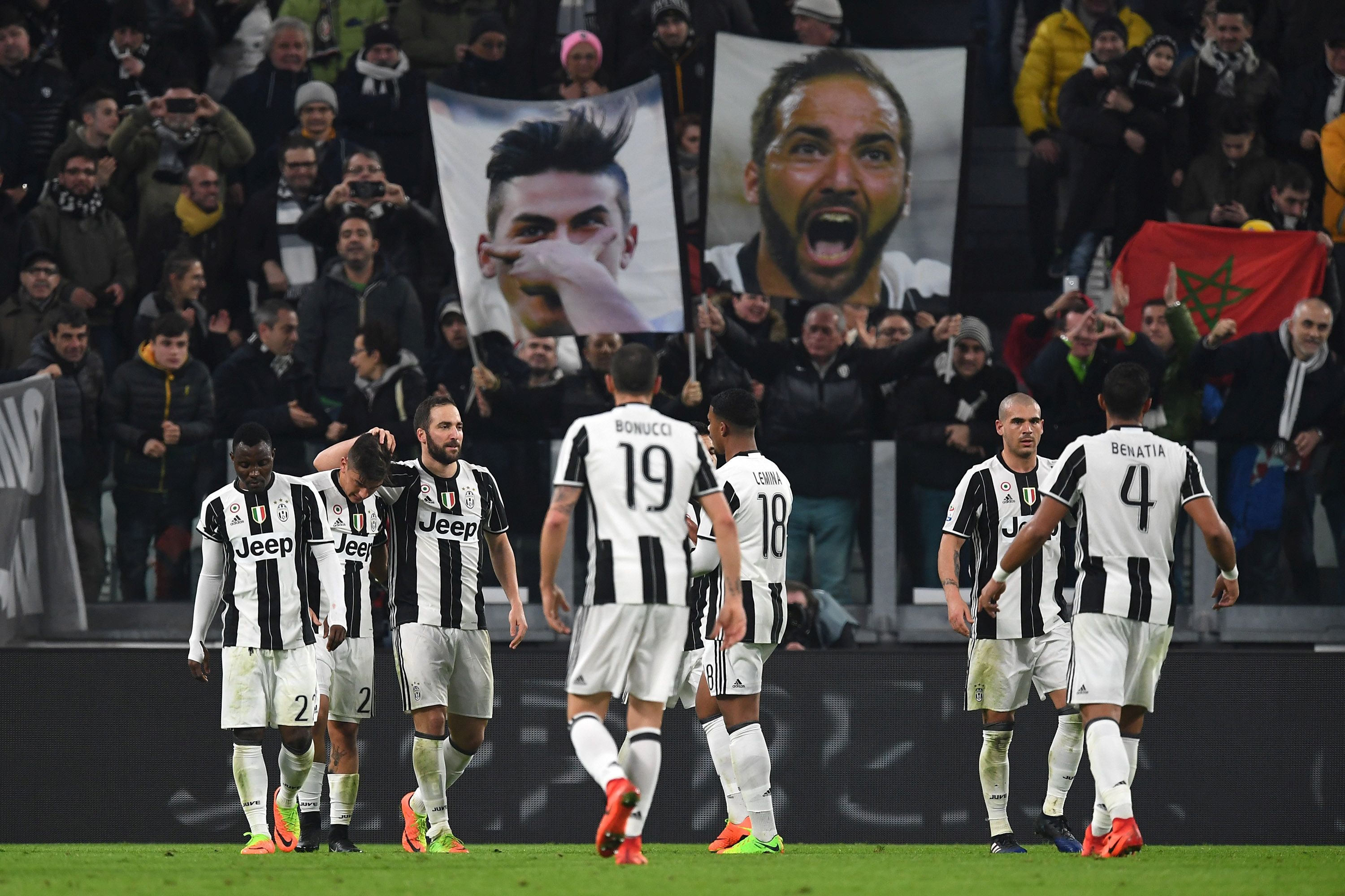 TURIN, ITALY - FEBRUARY 17:  Gonzalo Higuain (3th L) of Juventus FC celebrates his goal with team mate Paulo Dybala during the Serie A match between Juventus FC and US Citta di Palermo at Juventus Stadium on February 17, 2017 in Turin, Italy.  (Photo by Valerio Pennicino/Getty Images)