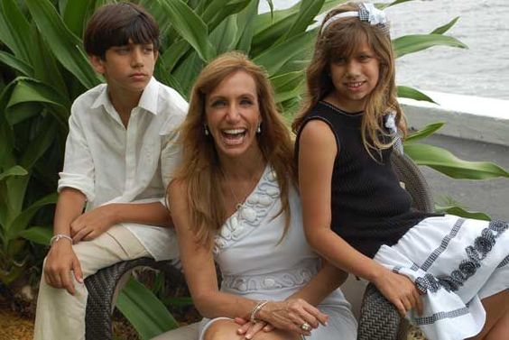 Cuántos hijos tiene Lili Estefan?