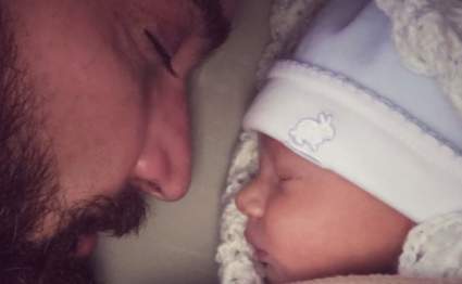 Julián Gil muestra a su hijo Matías y arruina exclusiva de People en Español
