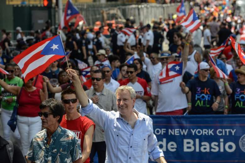 Bill Di Blasio en la Annual Puerto Rican Day Parade Marches Up New York's Fifth Avenue