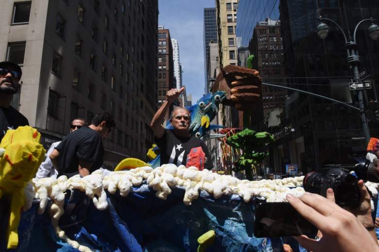 Oscar Lopez Rivera en la carroza del Desfile Puertorriquelo 2017