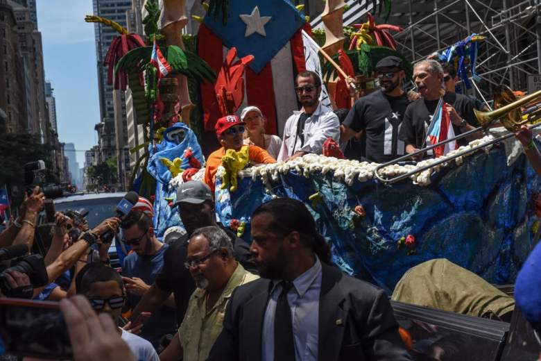 Oscar López Rivera en el Annual Puerto Rican Day Parade Marches Up New York's Fifth Avenue