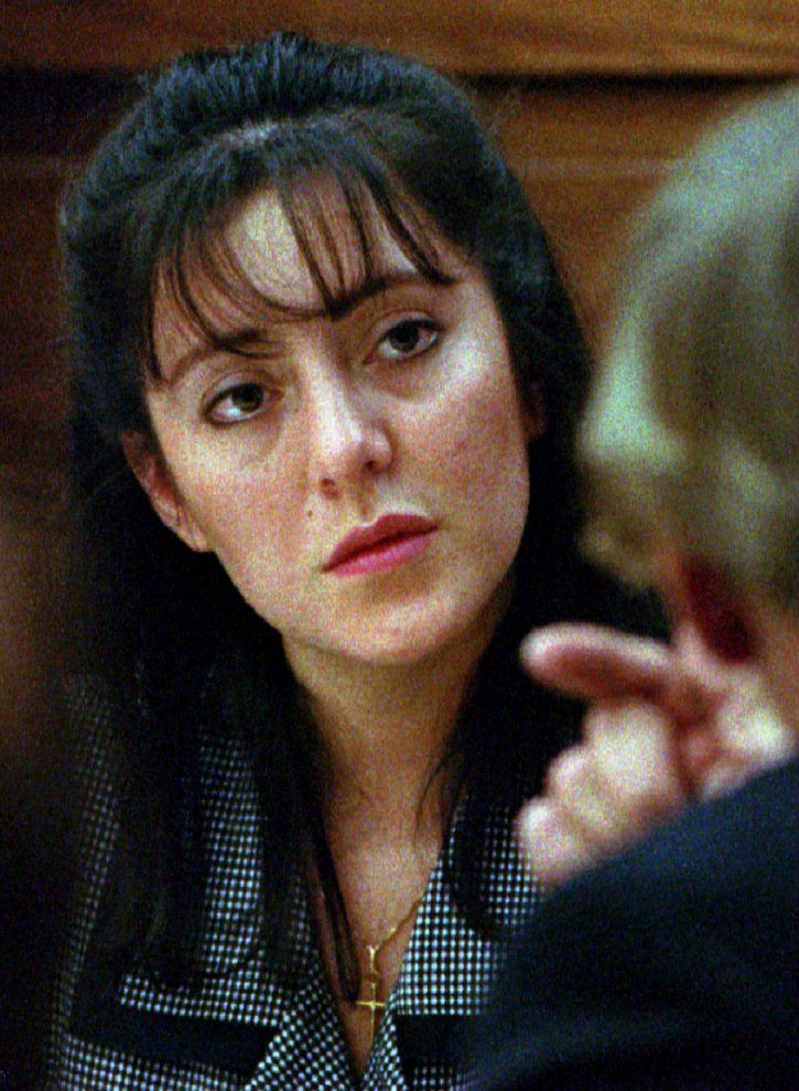 Lorena Bobbitt listens to one of her attorneys 10