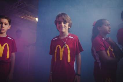 Dante, hijo de Juanes, se convierte en Player Escort de McDonald’s [FOTOS]