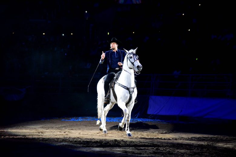 Pepe Aguilar y su familia : Las fotos que tienes que ver, Aguilar y su familia Show de Jaripeo Sin Fronteras, hijos, hijas, esposa