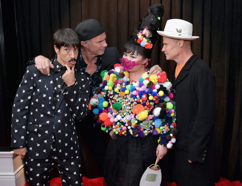 [FOTOS] Grammy 2019: Peores looks de la Alfombra Roja, perores vestidos, De Izq. a Der. Anthony Kiedis, Chad Smith, and Flea of Red Hot Chili Peppers con Du Yen.