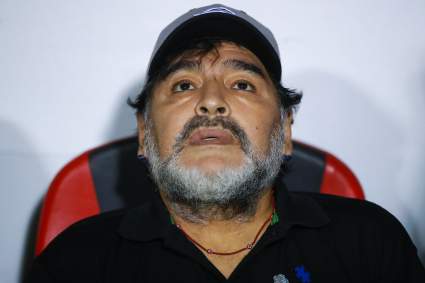 Repudian a Maradona por ofender a estos niños que pedían un autógrafo: VIDEO