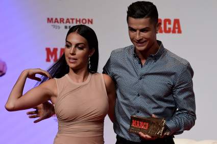 ¿Cristiano Ronaldo maltrató a su mujer en público?: ¿por qué este empujón?