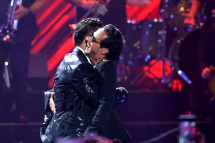 ¿Por qué Maluma y Marc Anthony se besan tanto? (VIDEO)