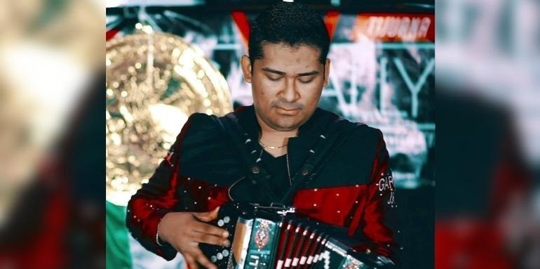 Asesinan frente a su familia al cantante de narcocorridos Roberto Domínguez Trejo