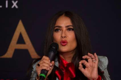 Foto de Salma Hayek desata ira en los creyentes: ¿fue irrespetuosa?