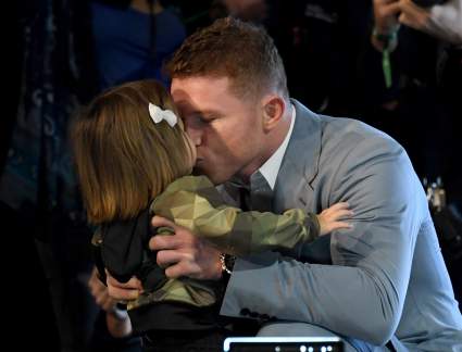 El tierno besito de Canelo con su hijita: ¿dónde se robó el show?