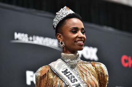 Noticias de reinas -15 de Abril: escúcha cantando a la Miss Universo