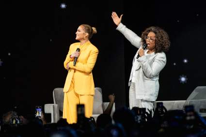 Oprah Winfrey se cae en plena conferencia: ¿por qué culpan a Kobe?: VIDEO