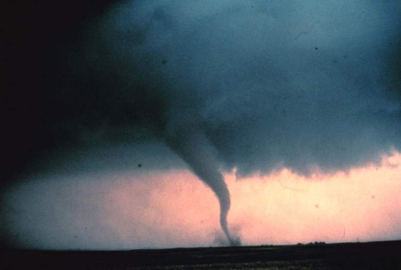 Violento tornado toca suelo en Arkansas causando destrucción: 75,000 afectados: Videos