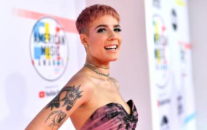 Coronavirus: Halsey dona 100 mil mascarillas a hospitales