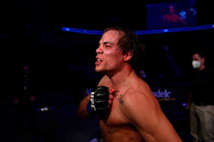 Elkins, bañado en sangre tras codazo de Landwehr en UFC [IMÁGENES FUERTES]
