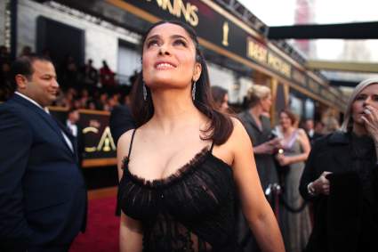 [FOTOS] Pasan los años y Salma Hayek sigue así de espectacular: ¡Una oda a la feminidad!
