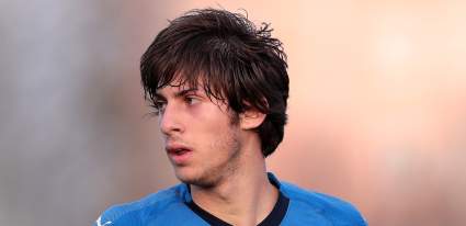 Escándalo: expulsan al futbolista Mirko Antonucci por fotos eróticas junto a su novia