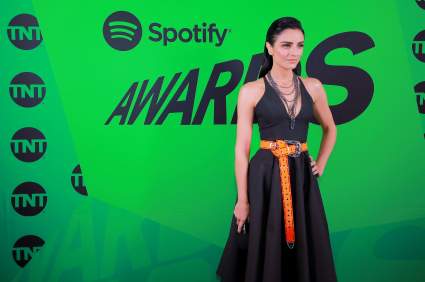 Aislinn Derbez revela que hace para vencer la pena de amor