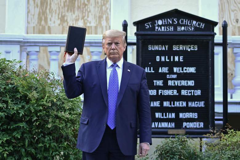 ¿Trump posando con una Biblia prestada fue un show?: Cuomo lo denunció