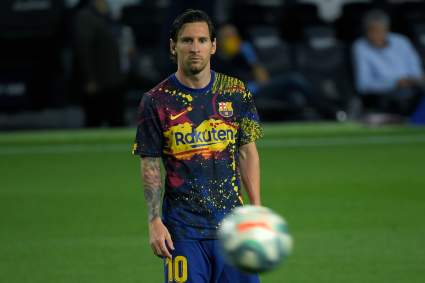 La prenda con la que llegó Messi al Camp Nou es furor en las redes: ¿qué famoso aparece en el estampado?