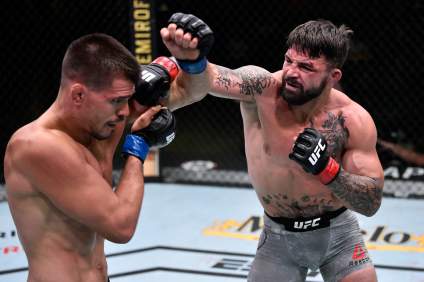 UFC: Mike Perry gana el combate pero su novia asistente se lleva todas las miradas