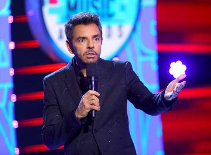 [VIDEO]: Eugenio Derbez besó en la boca a otro hombre: ¿a quién?