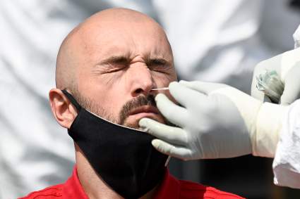 ¿Futbolista irresponsable? Jugó un partido con coronavirus y contagió a 20 personas