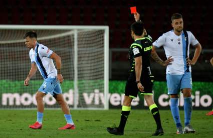 Expulsan a futbolista español por morder a un rival [VIDEO]