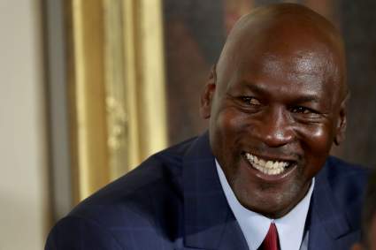 [VIDEO] Difunden imágenes de Michael Jordan humillando a niños en el básquet callejero: ¿soberbia o diversión?