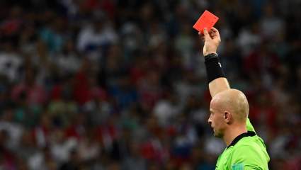 Violenta reacción de un entrenador: fue expulsado y se desquitó a golpes con un árbitro [IMÁGENES FUERTES]