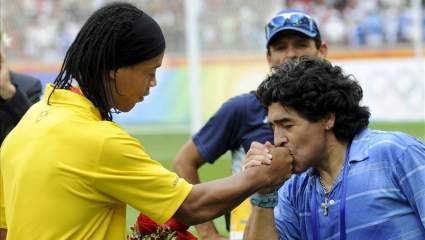 ¿Ronaldinho cerca de unirse con Maradona?