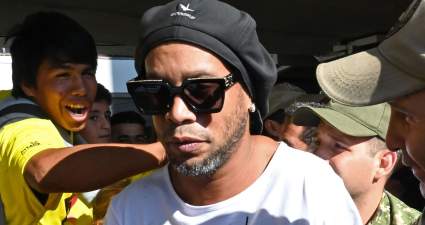 Denuncian a Ronaldinho por fiestas durante arresto domiciliario