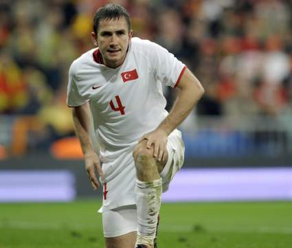 Esposa del exfutbolista Emre Asik contrata sicario para matarlo