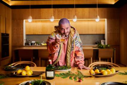 J Balvin se une a marca de whisky para apoyar a comunidades desfavorecidas ¿De qué manera?