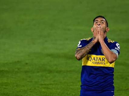 [VIDEO] Descalificadora patada de Tevez: ¿Tuvo mala intencion?