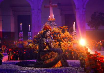 Ángela y Pepe Aguilar dan concierto inspirado en la muerte tras el fallecimiento de Flor Silvestre