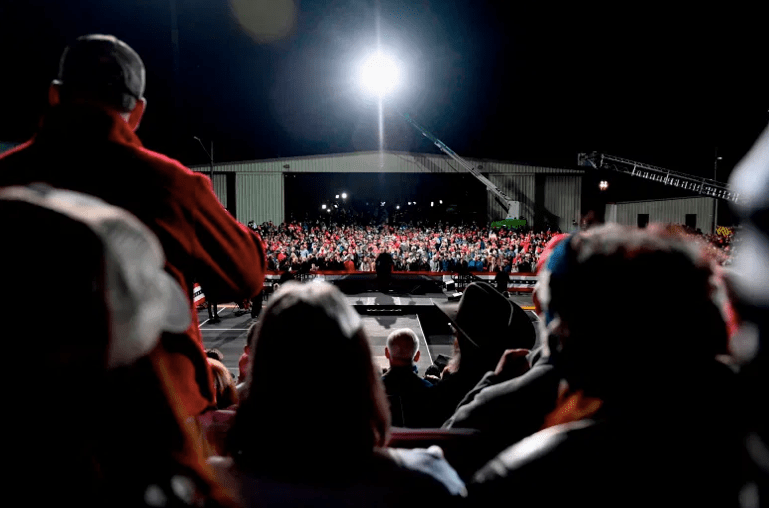 Los partidarios escuchan mientras el presidente Donald Trump habla en un mitin para apoyar a los candidatos republicanos al Senado en el Aeropuerto Regional de Valdosta en Valdosta, Georgia, el 5 de diciembre de 2020.