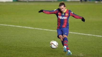 Griezmann manda un penalti a las nubes… pero se lo toma con humor