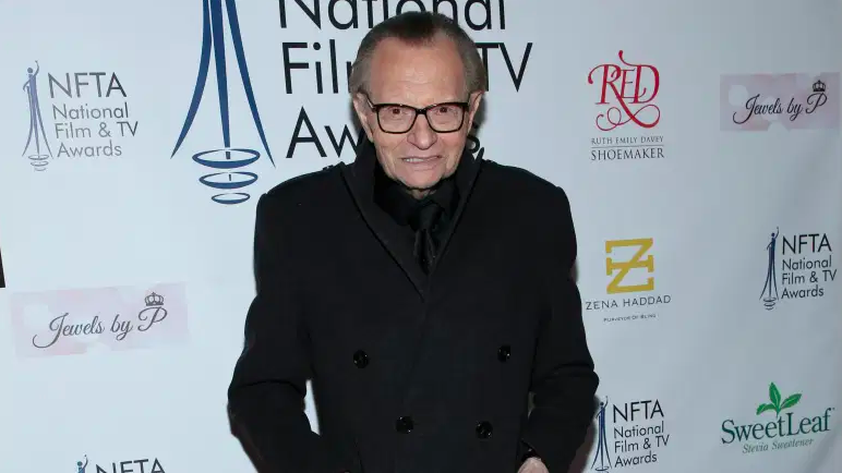 Larry King posa para las cámaras en la alfombra roja.