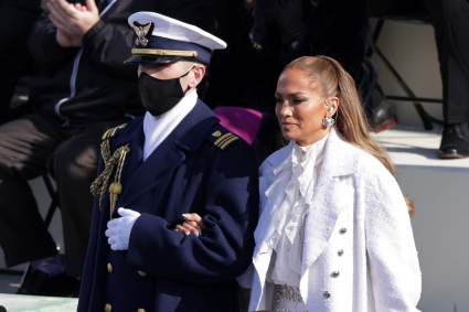 Jennifer López de blanco en la inauguración 2021: ¿Quién diseñó su traje?